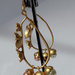 Orecchini chandelier oro matte a perno con fiori, perline Swarovski e occhio di tigre