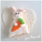 biscotti decorati pasquali, coniglietto con carota, idea regalo