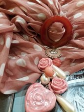 foulard toni rosa antico e pois bianchi, modello con ciondolo sotto il collo 