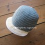 Cappellino/cappello neonato/bambino con visiera in cotone jeans chiaro all'uncinetto