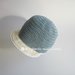 Cappellino/cappello neonato/bambino con visiera in cotone jeans chiaro all'uncinetto
