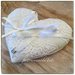 INSERZIONE RISERVATA PER CLAUDIA Cuscino porta fedi a forma di cuore in lino bianco impreziosito con pizzo