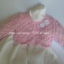 Maglia / coprispalle / giacchino  in cotone rosa con fiori bianchi 