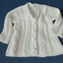 giacchina in lana/seta bianca con treccine e trafori per bambina di 1 anno