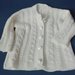giacchina in lana/seta bianca con treccine e trafori per bambina di 1 anno