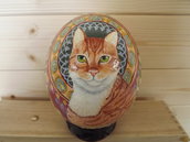 Uovo di struzzo vero, dipinto a mano di un gatto rosso