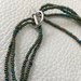 Collana/collier con perline metallizzate verde/blu e chiusura a T - s008
