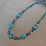 Collana corta con howlite turchese e distanziatori color argento, i