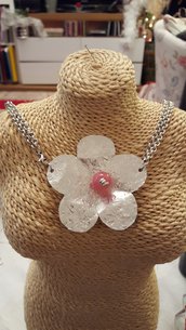 Collana girocollo con catena in alluminio, fiore in alluminio tagliato e battuto a mano e perla polaris