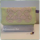 Pochette bicolore in cotone verde acido ed ecrù con centrìno quadrato