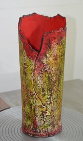 Vaso di terracotta decorato a freddo. Pezzo unico. h. 45 cm. ca.