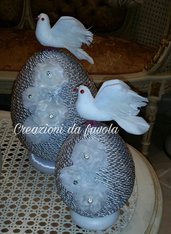 Uova di pasqua con colomba bianco e argento elegante