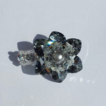 Anello a forma di fiore con cuori color cromo chiaro, perle e mezzi cristalli grigi