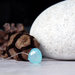 Collana minimalista in seta con piccolo pendente in pietra di calcedonio azzurro, realizzata a mano