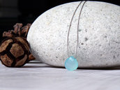 Collana minimalista in seta con piccolo pendente in pietra di calcedonio azzurro, realizzata a mano