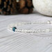 Bracciale luminoso in cristallo di rocca (quarzo ialino) e argento blu, realizzato a mano