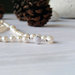 Collana classica di perle bianche, annodate in pura seta, realizzata a mano. Regalo per la sposa. *Spedizione gratuita*
