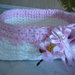 Grande cestino in fettuccia rosa e bianca con ramo di pesco e coccarda di raso 
