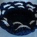Cestino realizzato a uncinetto in fettuccia di colore blu con ondine e pizzo intrecciato