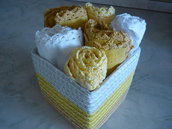 Set più cestino con sei lavette dai colori bianco, giallo, senape con merletto realizzato a uncinetto