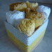 Set più cestino con sei lavette dai colori bianco, giallo, senape con merletto realizzato a uncinetto