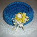 Cestino azzurro a forma di ciotola con mazzolino di fiorellini giallo 