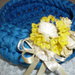 Cestino azzurro a forma di ciotola con mazzolino di fiorellini giallo 