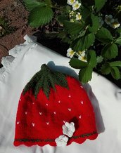 cappellino fragola in pura lana verde e rossa, con fiorellini bianchi per bimba di 18 mesi