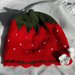 cappellino fragola in pura lana verde e rossa, con fiorellini bianchi per bimba di 18 mesi