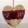 cuore di legno da appendere con rosa di seta fatta a mano