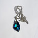 Collana pendente con cristallo Swarovski serie Galactic color bermuda blu, componente argentato e catenina in alluminio