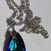 Collana pendente con cristallo Swarovski serie Galactic color bermuda blu, componente argentato e catenina in alluminio