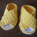 Sandalini per bebè incrociati in cotone giallo bianco, idea regalo.