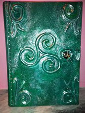 GREEN TRISKELL MAGICBOOK