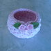 Cestino tondo di colore rosa realizzato a uncinetto con fettuccia e roselline 