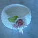 Delicato cestino di fettuccia bianca con fiore dai colori tenui