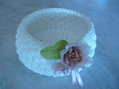 Delicato cestino di fettuccia bianca con fiore dai colori tenui