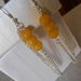 Orecchini pendenti fatti a mano con agate gialle e catenelle nichel free, idea regalo.
