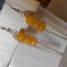 Orecchini pendenti fatti a mano con agate gialle e catenelle nichel free, idea regalo.
