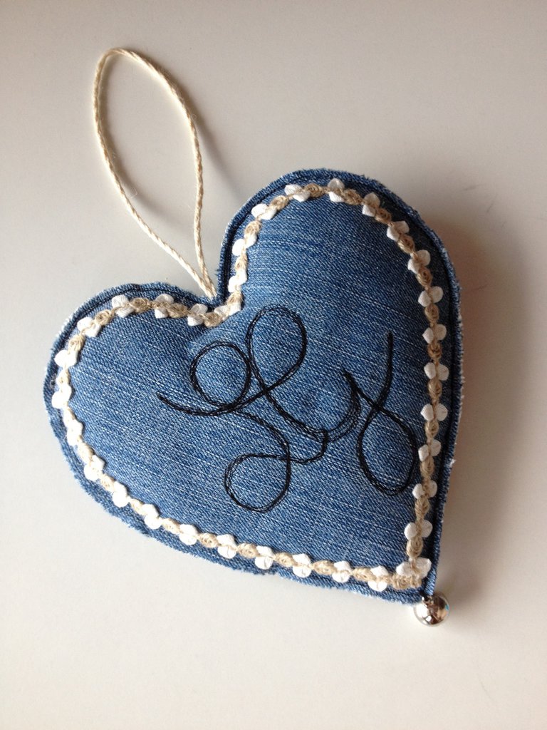 Giantree 24 toppe termoadesive a forma di cuore, mini graziose toppe ricamate a forma di cuore, in 4 misure, per vestiti, jeans, cappelli, zaini (nero