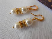 Orecchini pendenti dorati con perle bianche, idea regalo.