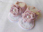 Sandali infradito baby in cotone bianco rosa con grosso fiore e perla.