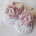 Sandali infradito baby in cotone bianco rosa con grosso fiore e perla.