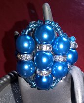Anello con perle blu e strass