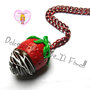 Collana kawaii con fragola ricoperta di cioccolato e cioccolato bianco