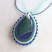 Medaglione embroidery con agata verde blu bianco