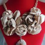 Collana con fiori in raso beige