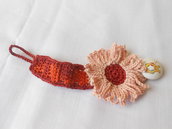 Porta ciuccio crochet girasole con clips in legno, idea regalo.