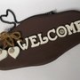 Benvenuti.Targa di benvenuto per porta in legno. Decorata con lettere in legno, cuori e bottoni