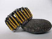 Bracciale elastico giallo e nero con spille da balia e perline colorate